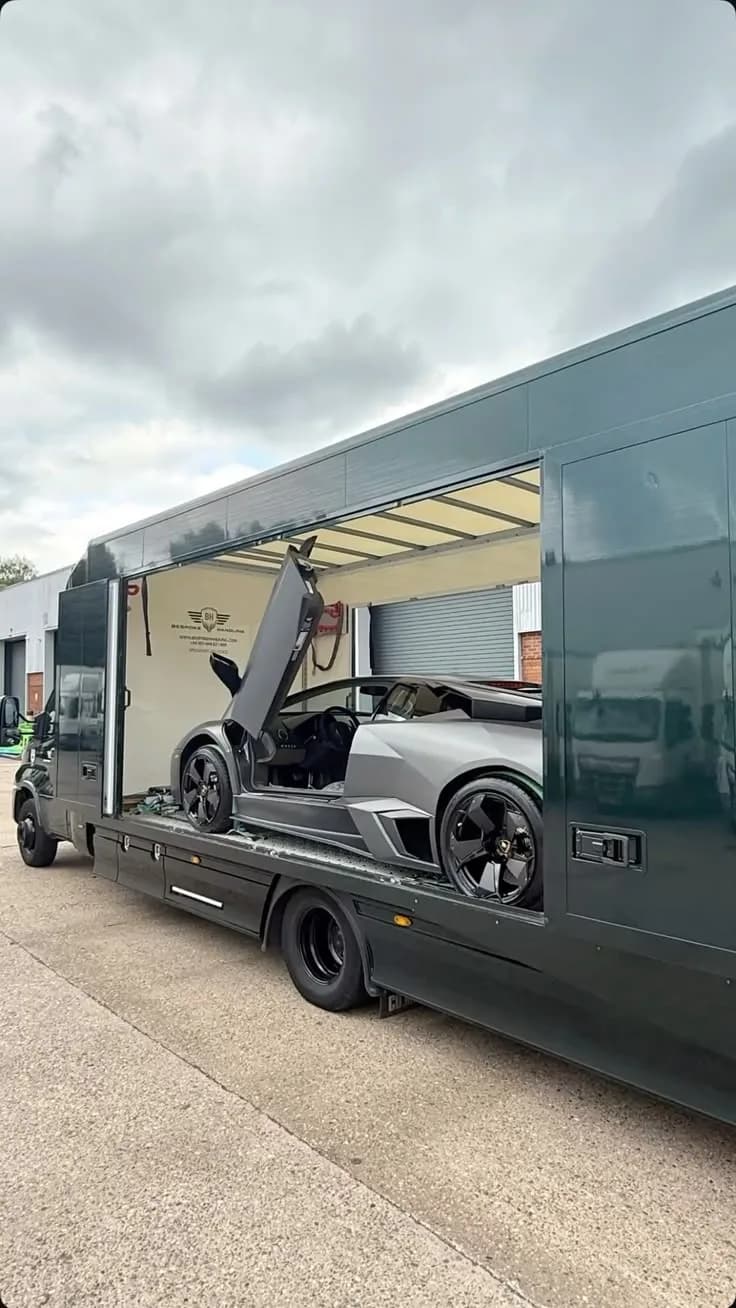 Supercar chargée dans un camion de transport fermé